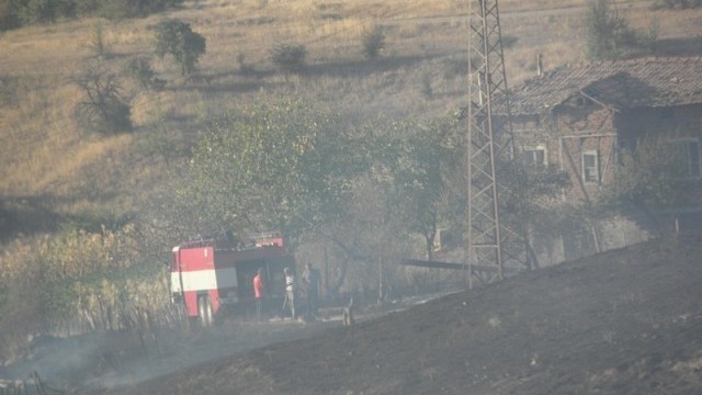 Снимка: Пожарът край главен път Е-79 е локализиран