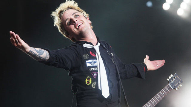 Снимка: Били Джо от Green Day може да остане в клиника до 2013-а