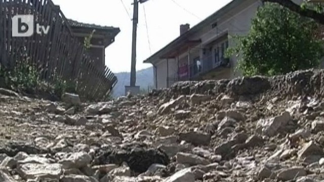 Снимка: Жителите на балканско село сами асфалтират улици
