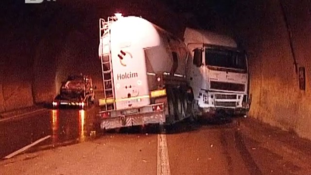 Снимка: Верижна катастрофа блокира тунел 