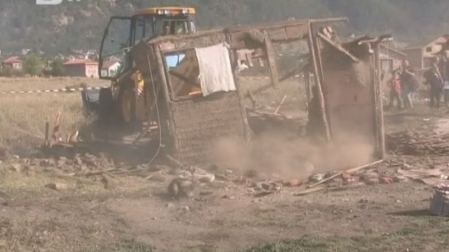 Снимка: Събаряне на незаконни постройки предизвика протести в Мъглиж