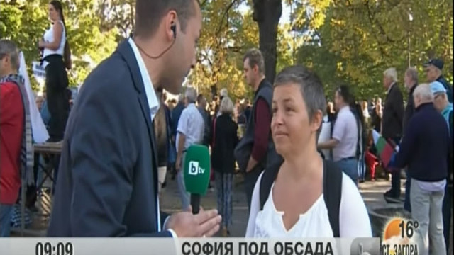 Снимка: Първите автобуси с привърженици и противници на кабинета се появиха в ранни зори