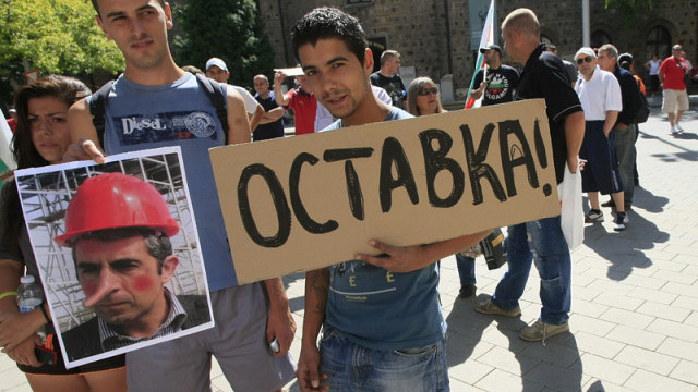 Снимка: Контрапротестът събира въпроси към Плевнелиев