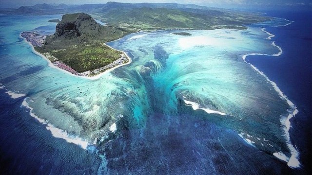 Снимка: Подводен водопад
