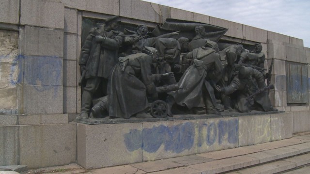 Снимка: Нова акция на Паметника на съветската армия приключи с арести (ВИДЕО)