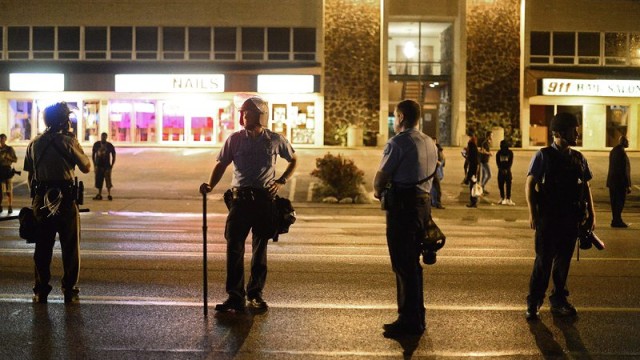 Снимка: Полицай бе прострелян във Фъргюсън, Мисури