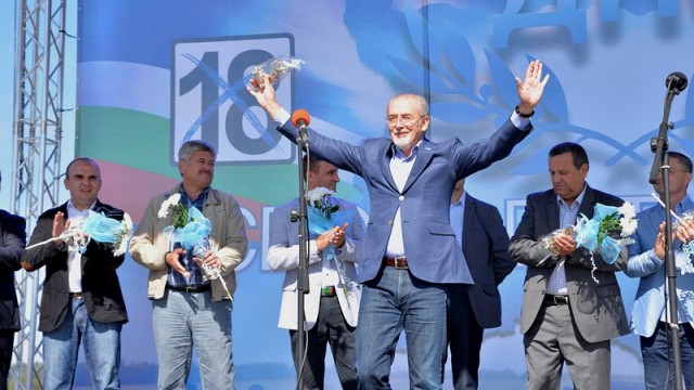 Снимка: ДПС протяга ръка към Борисов 