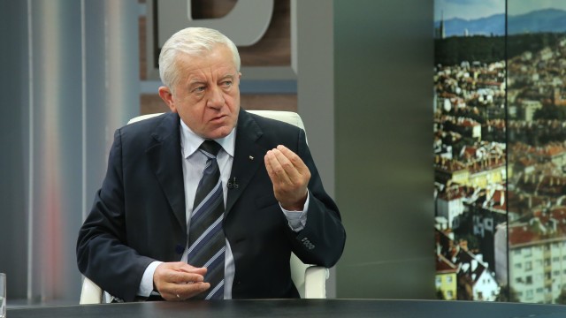 Снимка: Ген. Михо Михов: И аз не знам кой ще бъде служебният министър на отбраната