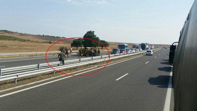 Снимка: Командоси спряха военна колона, за да помогнат при катастрофа