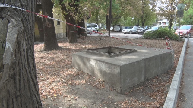 Снимка: Близнаци пропаднаха в двуметрова шахта в градската градина на Шумен