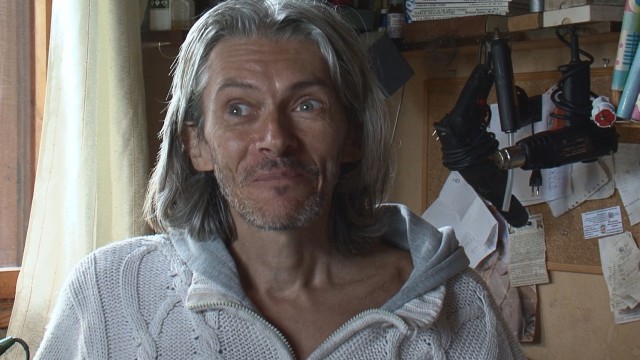 Снимка: „Вярваме в доброто”: Мъжът, който поправя стари компютри, за да ги подари