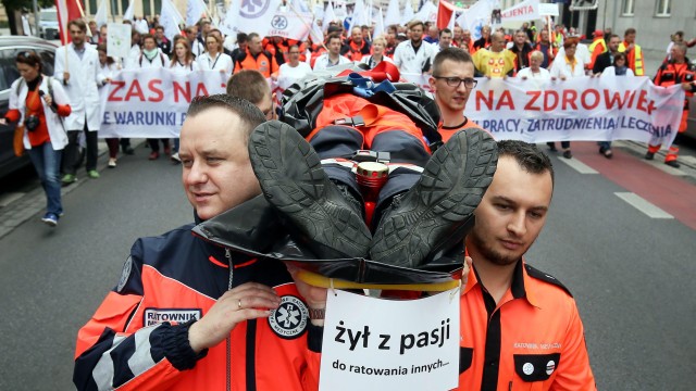 Снимка: Хиляди медици протестираха във Варшава