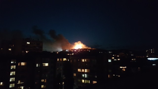 Снимка: Пожар избухна над ромската махала „Лозенец” в Стара Загора