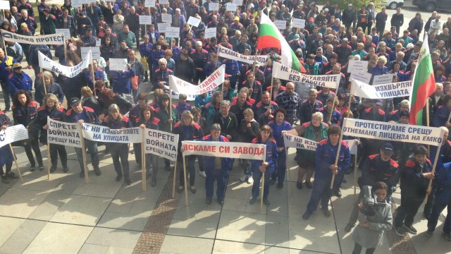 Снимка: Оръжейниците от „Емко” отново излязоха на протест