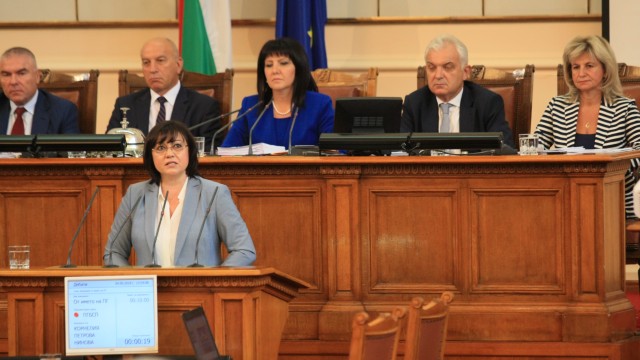 Снимка: Цвета Караянчева наказа Корнелия Нинова заради изказване в НС