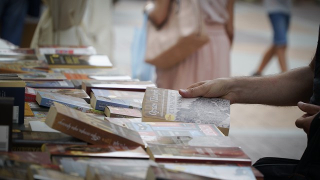 Снимка: Пролетен базар на книгата в София пред НДК