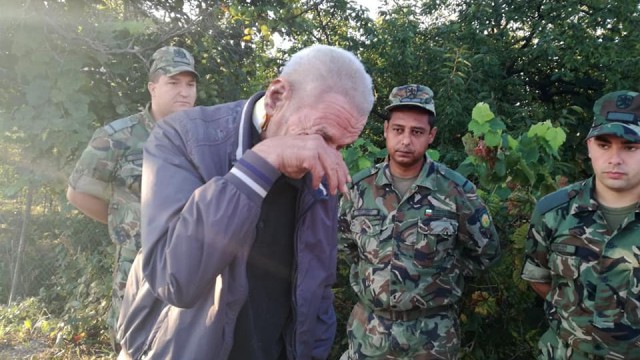 Снимка: Емоционална среща: Възрастен мъж благодари на военни, спасили го от пожар