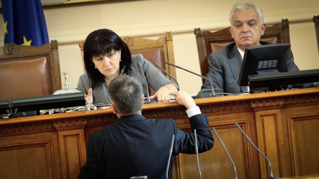 Снимка: Липсата на президентски указ блокира гласуването на министерските оставки 