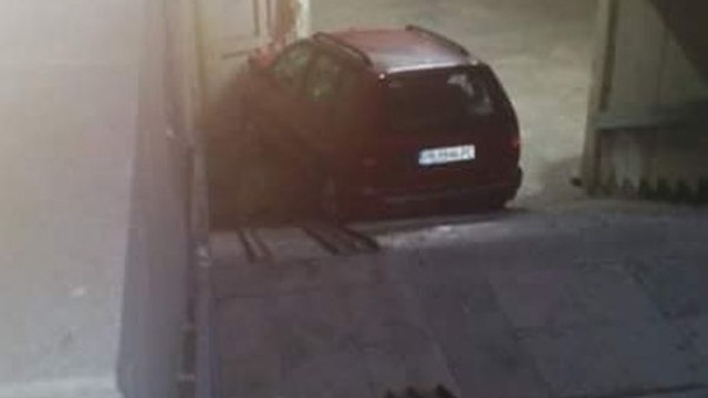 Снимка: Лек автомобил се „приземи” в подлез в Пловдив