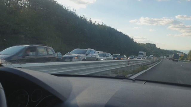 Снимка: Километрично задръстване след катастрофа на „Тракия“ край София