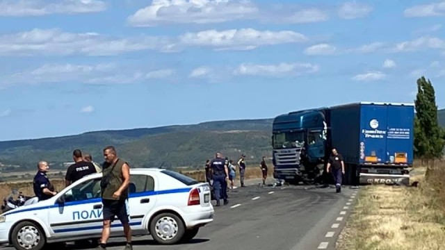 Снимка: Семейство с бебе на три месеца пострада при тежка катастрофа край Ямбол