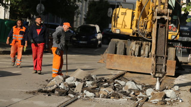 Снимка: Сменят част от релсите по линия 20 и 22 при ул. 