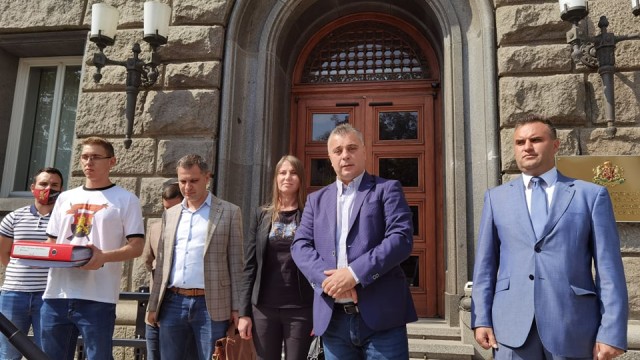 Снимка: ВМРО се регистрира за изборите за президент и парламент