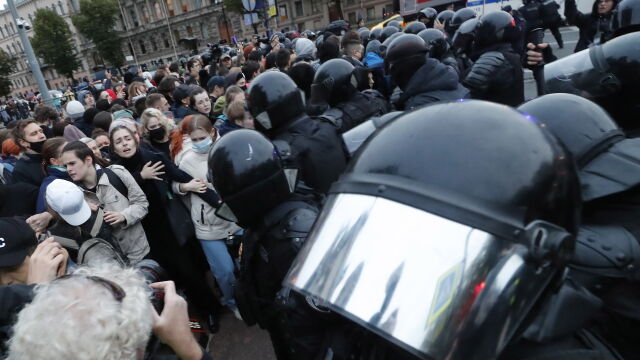 Снимка: Над 1300 души са задържани на антивоенните протести в Русия 