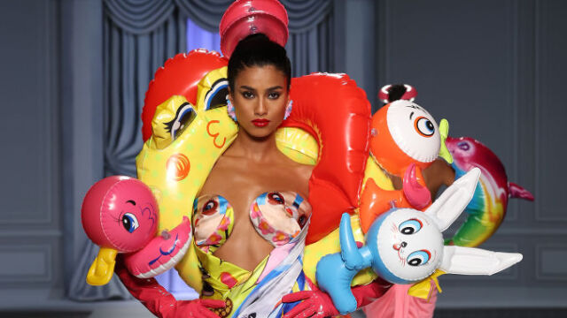 Снимка: Moschino ПРОЛЕТ 2023 - пояси, надуваеми зайчета и вечното червено сърце