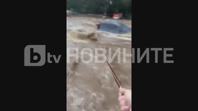 Спасяват с въже човек от придошлата вода край къмпинг „Арапя“ (ВИДЕО)