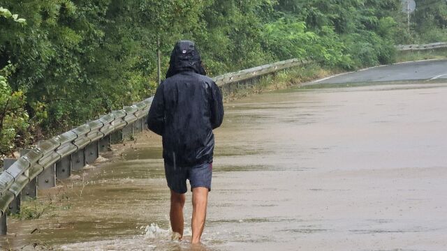 Непотвърдено: Трима изчезнали в Царево, след като били отнесени от водата