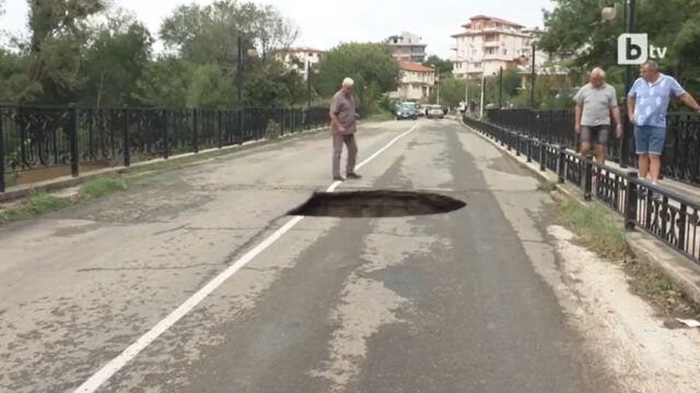 Част от мост в Царево пропадна: Линейка с жена в тежко състояние не успя да премине