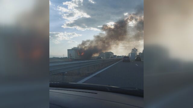 Снимка: Ремарке на камион се запали по време на движение на АМ 