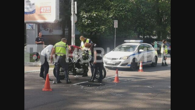 Снимка: Удар между моторист и кола на централен булевард в Бургас