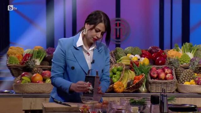 Коя от трите дами ще грабне престилката?