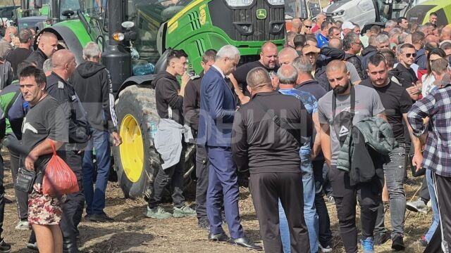 Снимка: Костадин Костадинов отиде при протестиращите земеделци, те го изгониха (СНИМКИ)