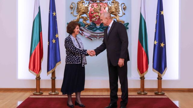 Снимка: Гордана Силяновска-Давкова ще иска отговор от Радев защо на снимката им го няма македонското знаме