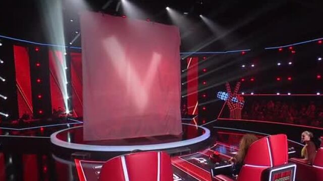 Снимка: Мистериозна изпълнителка вдигна на крака и четиримата треньори в 