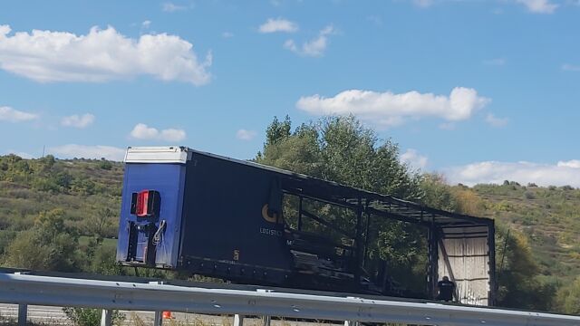 Снимка: Камион се запали на магистрала „Струма“ (ВИДЕО)