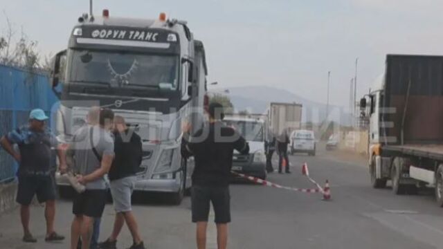 Снимка: Да загинеш между микробус и тир: Пуснаха под гаранция виновния за инцидента