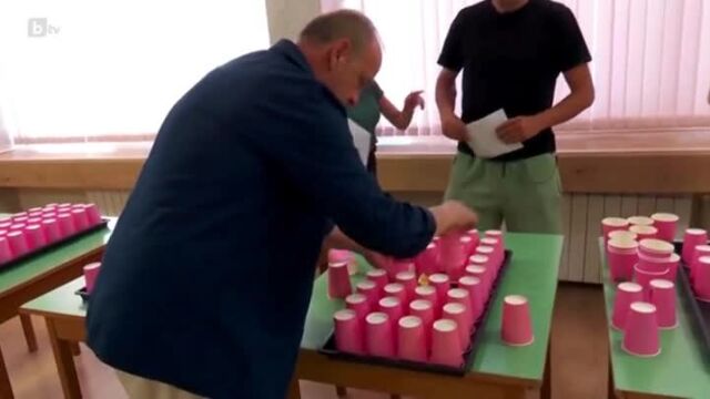 Снимка: Краси Радков разцепва от смях в 