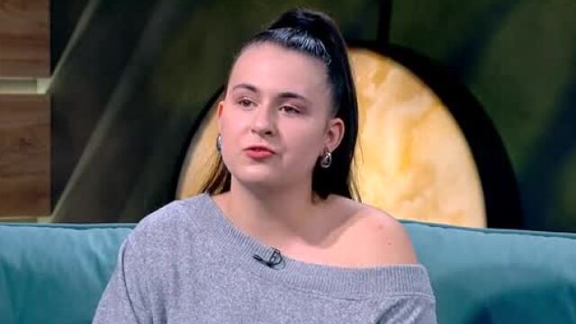Снимка: Защо Жаклин Костадинова се скри зад завеса в „Гласът на България“? (ВИДЕО)