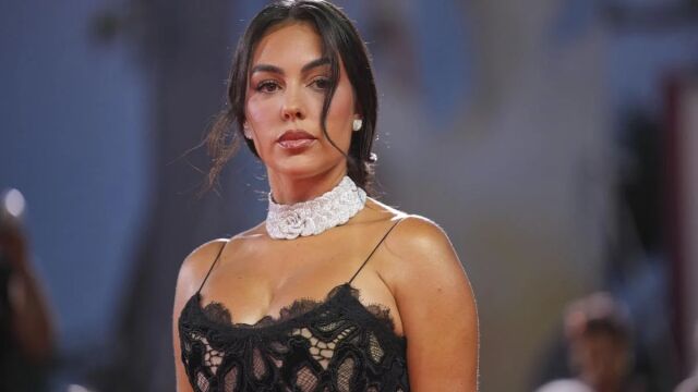 Снимка: Годежният пръстен на Джорджина - звезда на червения килим във Венеция 