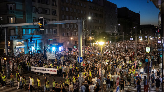 Снимка: Десетки хиляди сърби излязоха на протест по улиците на Белград