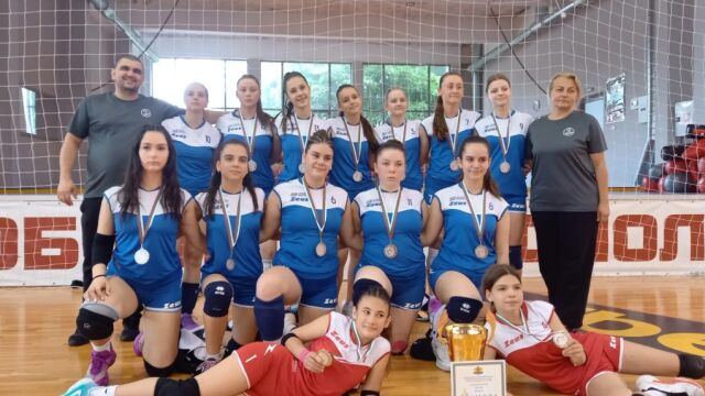 Снимка: Малки великани: Волейболистки събират пари за ученически игри в Китай