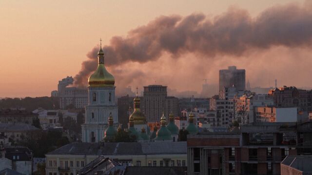 Русия атакува Киев с балистични ракети, а Украйна – руски региони с дронове