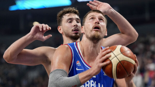 Снимка: „Ще трябва да свикне да живее с дупка в автобиографията си!“