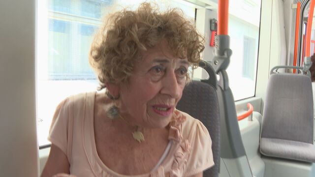 Снимка: Ватман върна забравена чанта с документи и 2000 лева, собственичката ѝ му се отблагодари в ефир