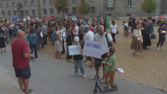 Снимка: В защита на светското образование: Протест срещу въвеждането на предмет „Добродетели и религии“ в училище