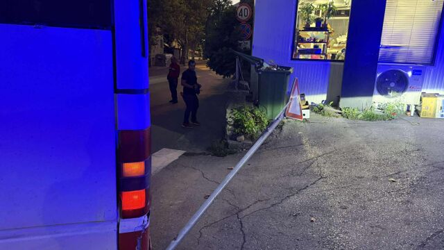Автобус удари пътен знак, той падна върху количка с дете във Велико Търново